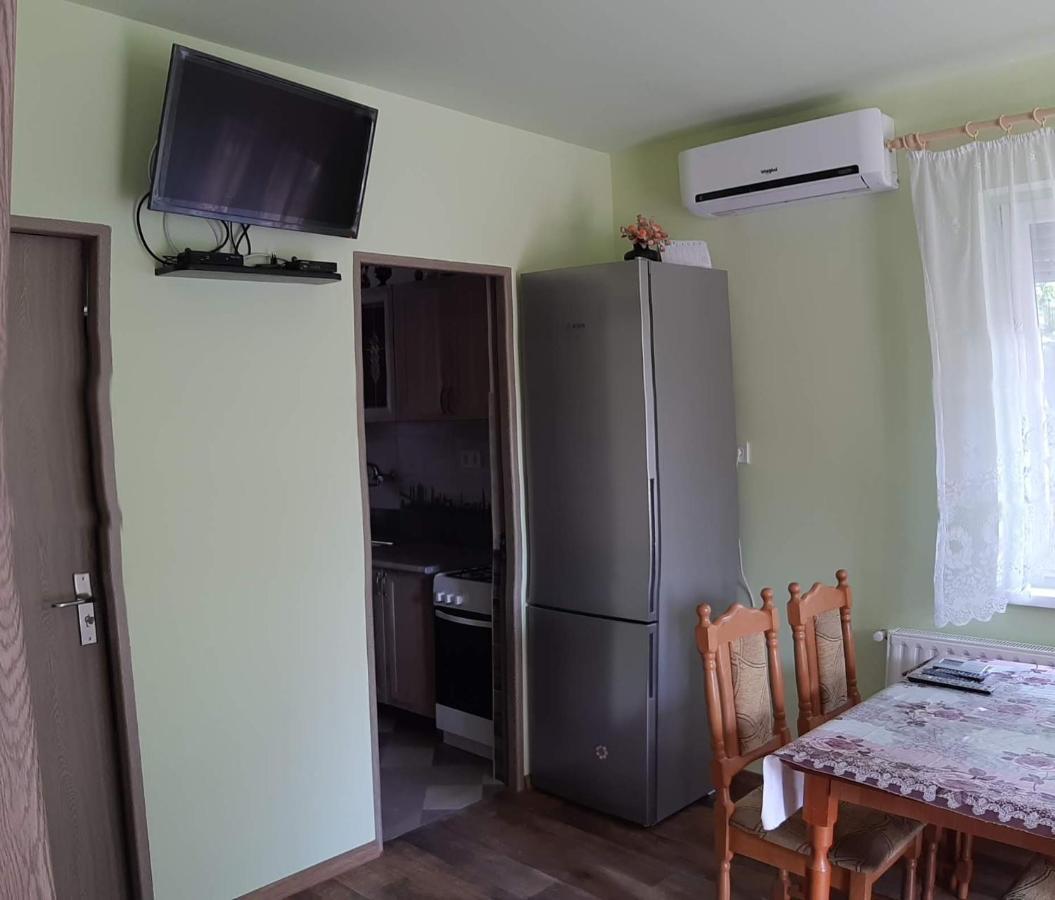 Rozsa Apartment ไฮจ์ดุสโซบอสโล ภายนอก รูปภาพ
