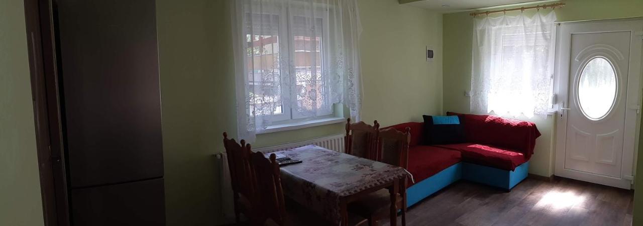 Rozsa Apartment ไฮจ์ดุสโซบอสโล ภายนอก รูปภาพ