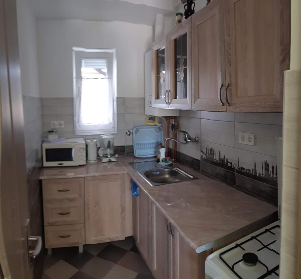 Rozsa Apartment ไฮจ์ดุสโซบอสโล ภายนอก รูปภาพ