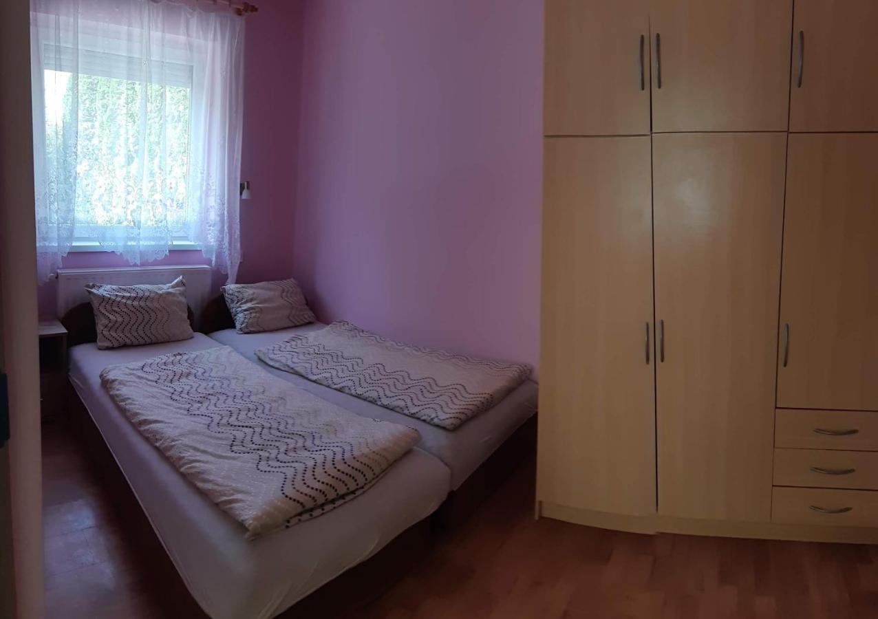 Rozsa Apartment ไฮจ์ดุสโซบอสโล ภายนอก รูปภาพ