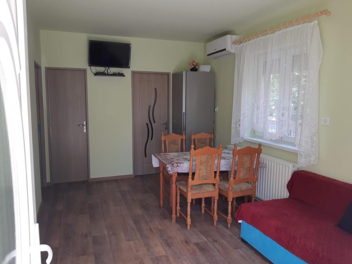 Rozsa Apartment ไฮจ์ดุสโซบอสโล ภายนอก รูปภาพ