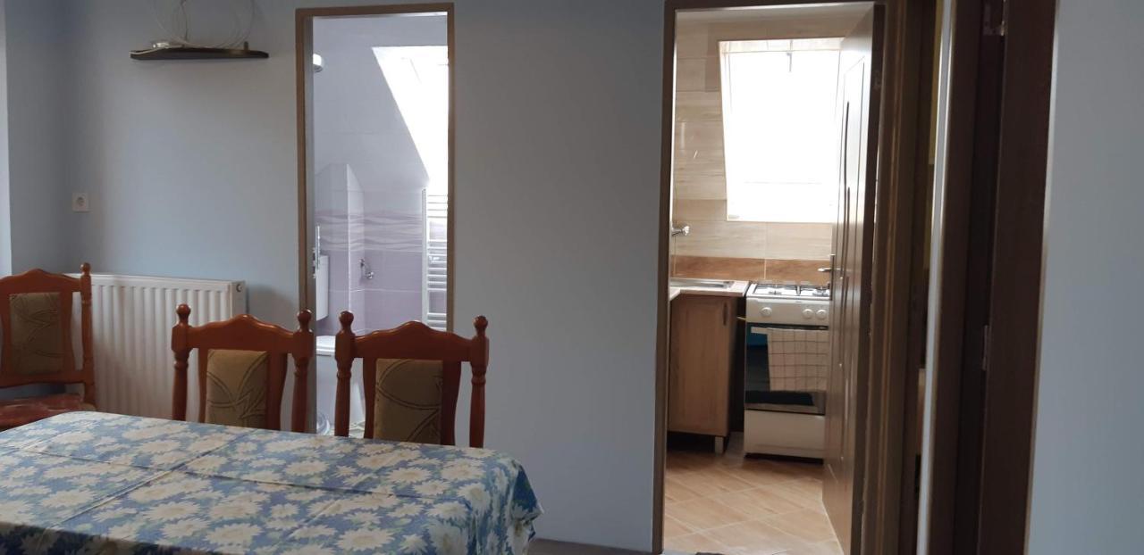 Rozsa Apartment ไฮจ์ดุสโซบอสโล ภายนอก รูปภาพ