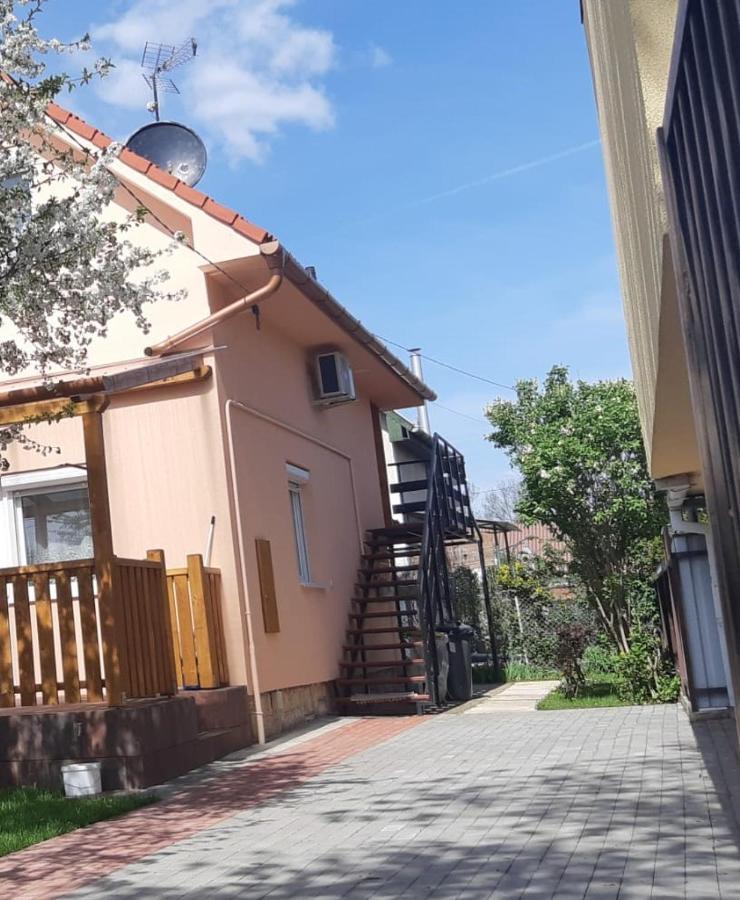Rozsa Apartment ไฮจ์ดุสโซบอสโล ภายนอก รูปภาพ