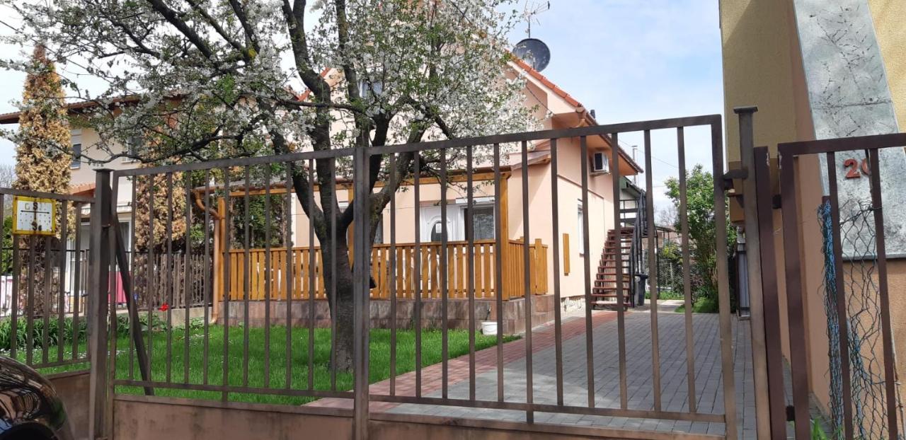 Rozsa Apartment ไฮจ์ดุสโซบอสโล ภายนอก รูปภาพ